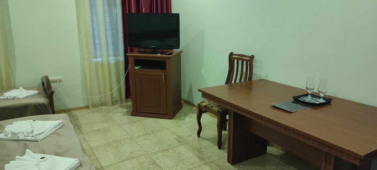 Sweet Home Hotel Meghri Exterior photo
