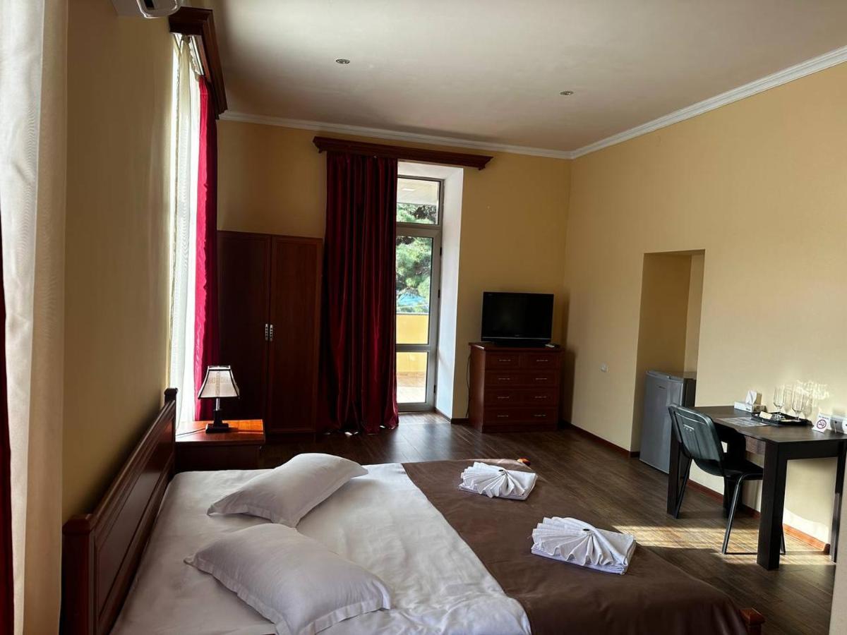 Sweet Home Hotel Meghri Exterior photo